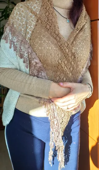 Fular marrón de encaje con flecos