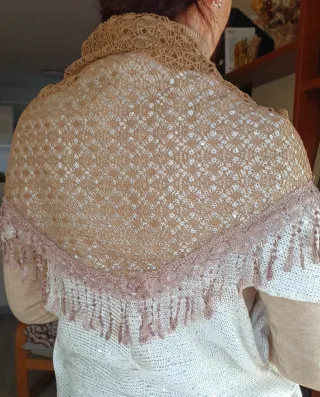 Fular marrón de encaje con flecos