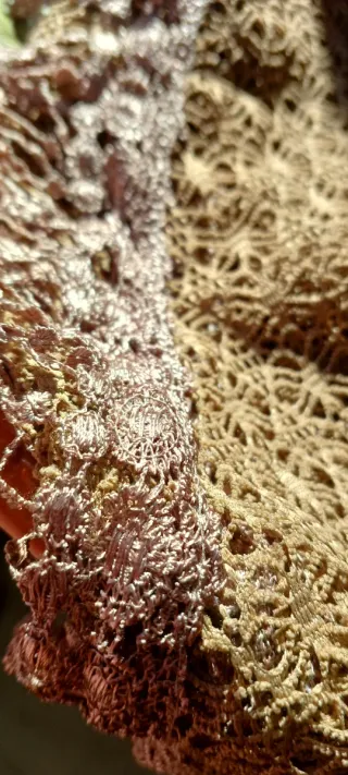 Fular marrón de encaje con flecos