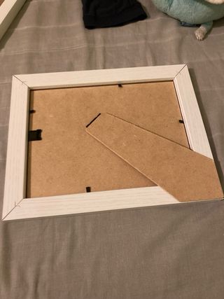 Marco de fotos blanco con decorado de madera