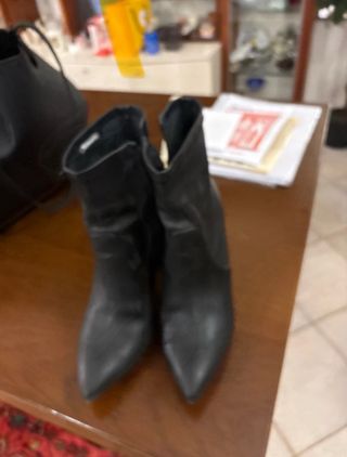 Stivaletti Tamaris neri punta tonda tacco