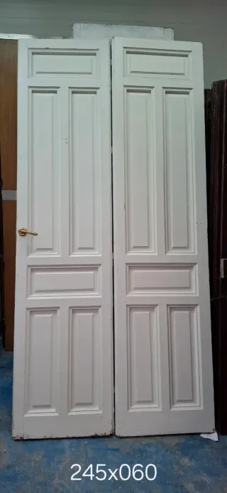 Puertas antiguas blancas estilo clásico