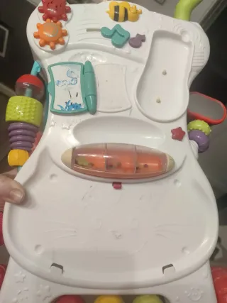 Andador infantil con actividades