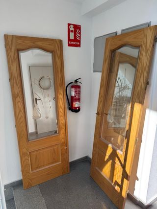 Puerta doble de madera con cristal