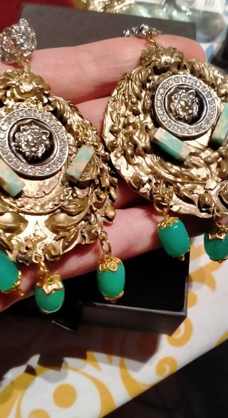 Orecchini barocchi oro e pietre verdi.