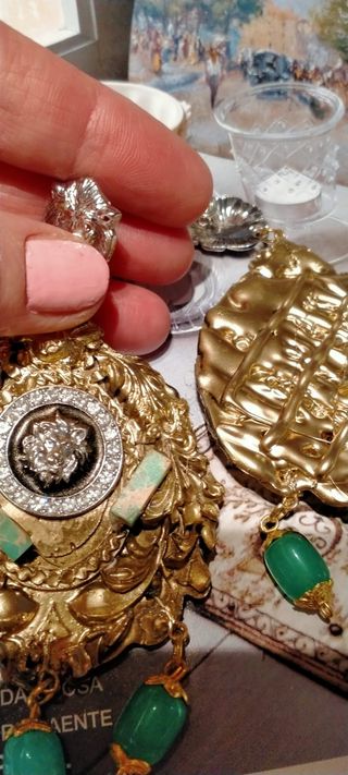 Orecchini barocchi oro e pietre verdi.