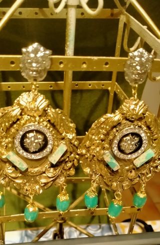 Orecchini barocchi oro e pietre verdi.