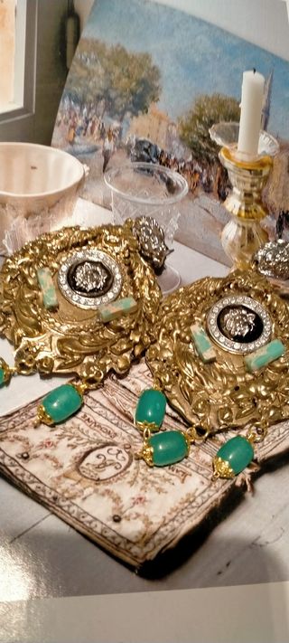 Orecchini barocchi oro e pietre verdi.