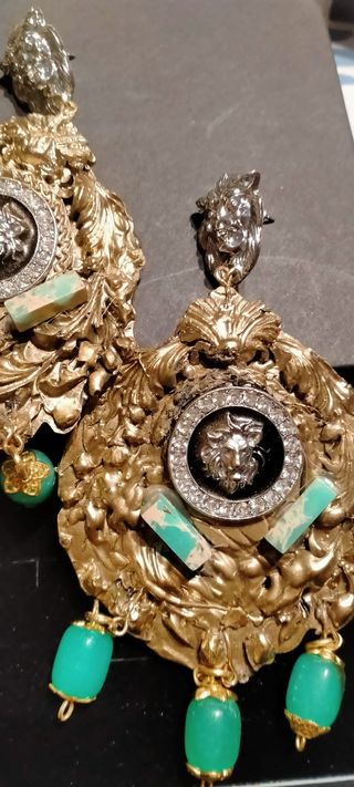 Orecchini barocchi oro e pietre verdi.