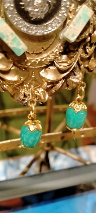 Orecchini barocchi oro e pietre verdi.