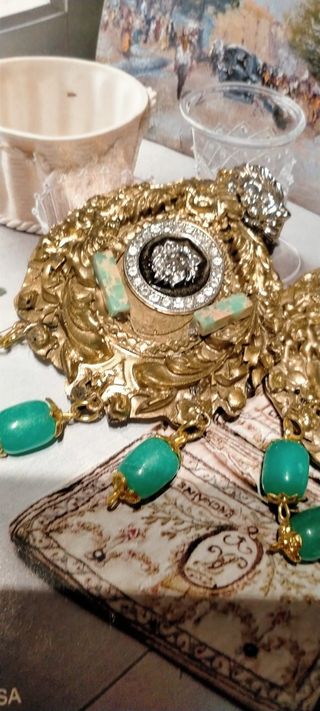 Orecchini barocchi oro e pietre verdi.