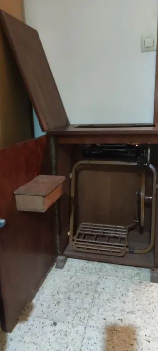 Máquina de coser Singer antigua con mueble