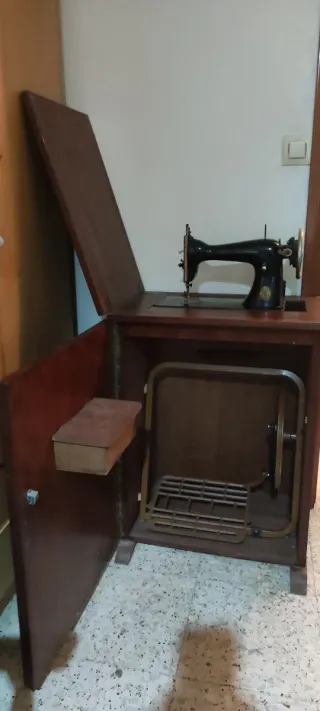 Máquina de coser Singer antigua con mueble