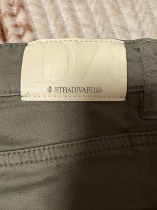 Pantalón verde Stradivarius