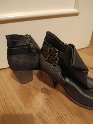 Botines de piel negros