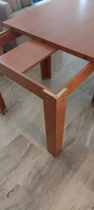 Mesa de comedor extensible de madera.