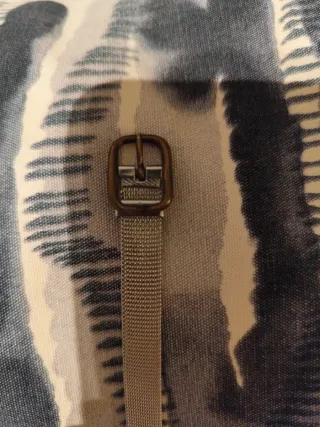 Reloj de pulsera plateado con esfera blanca