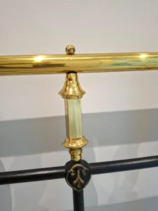 Cabecero forja y latón con porcelana 135