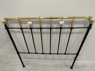 Cabecero forja y latón con porcelana 135