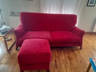 Sofá y reposapiés de terciopelo rojo