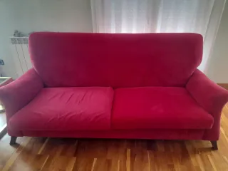 Sofá y reposapiés de terciopelo rojo