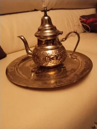 Tetera de metal dorada y plateada