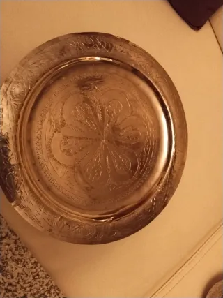 Tetera de metal dorada y plateada