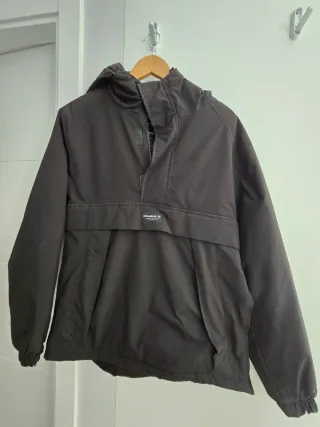 Cazadora tipo canguro de Pul&Bear. Talla S.