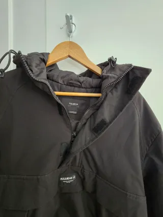 Cazadora tipo canguro de Pul&Bear. Talla S.