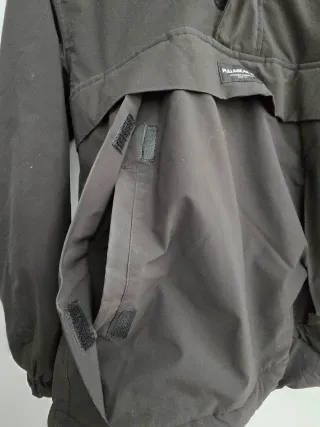 Cazadora tipo canguro de Pul&Bear. Talla S.