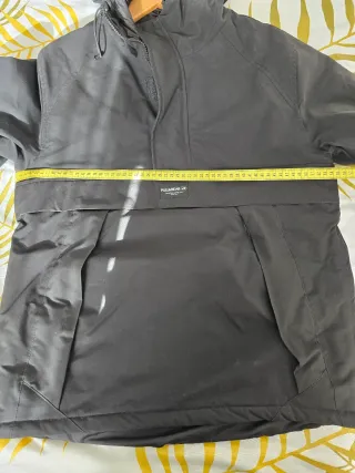 Cazadora tipo canguro de Pul&Bear. Talla S.