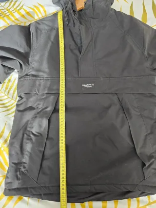 Cazadora tipo canguro de Pul&Bear. Talla S.