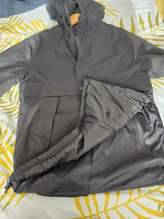 Cazadora tipo canguro de Pul&Bear. Talla S.