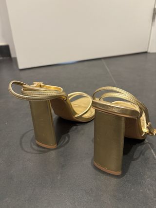 Sandalias Zara tacón grueso doradas talla 35