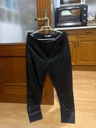 Pantalón efecto piel negro Talla 42