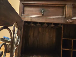 Alacena rústica madera con detalles de forja.