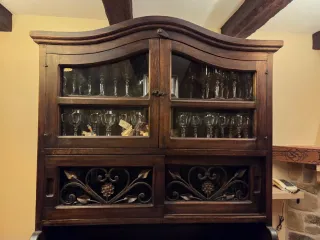 Alacena rústica madera con detalles de forja.