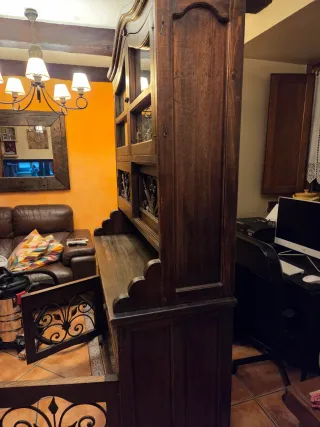 Alacena rústica madera con detalles de forja.