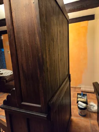 Alacena rústica madera con detalles de forja.