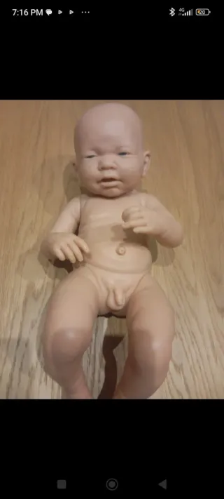 Muñeco bebé con traje azul