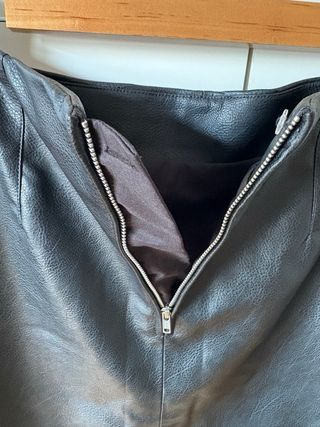 Falda polipiel negra