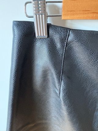 Falda polipiel negra