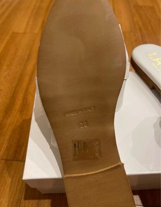 Ciabatte LAVIA bianche con fibbia dorata