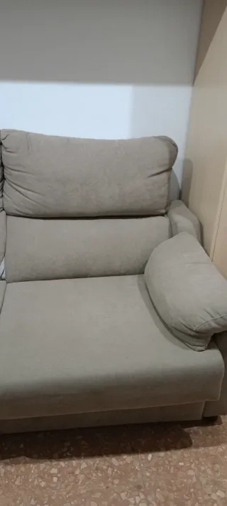 Sofá cama beige con colchón de 135*190. Sin usar.
