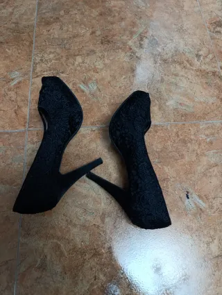 Tacones de aguja negros