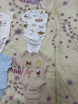 Lote 4 bodys de bebé de manga corta 1 mes