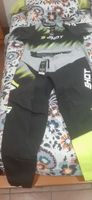 Traje Enduro Shot Negro y Gris