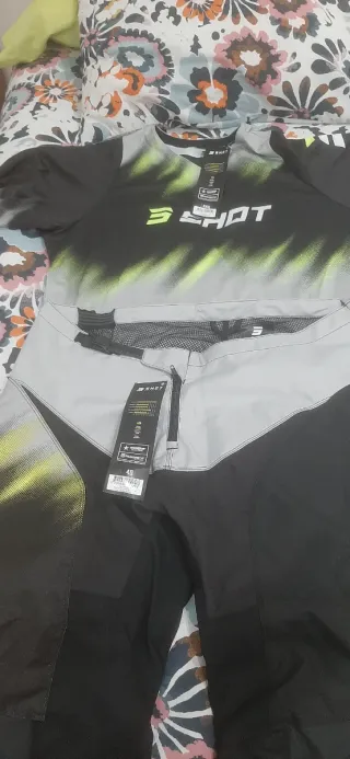 Traje Enduro Shot Negro y Gris