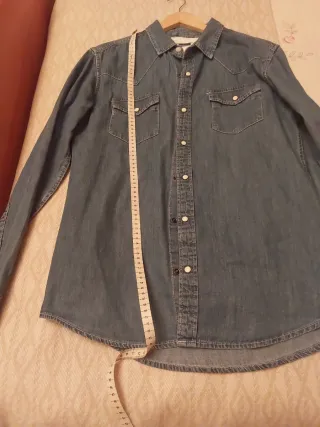 Camisa vaquera y  camiseta básica blanca