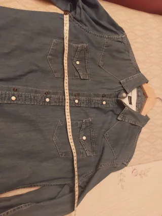 Camisa vaquera y  camiseta básica blanca